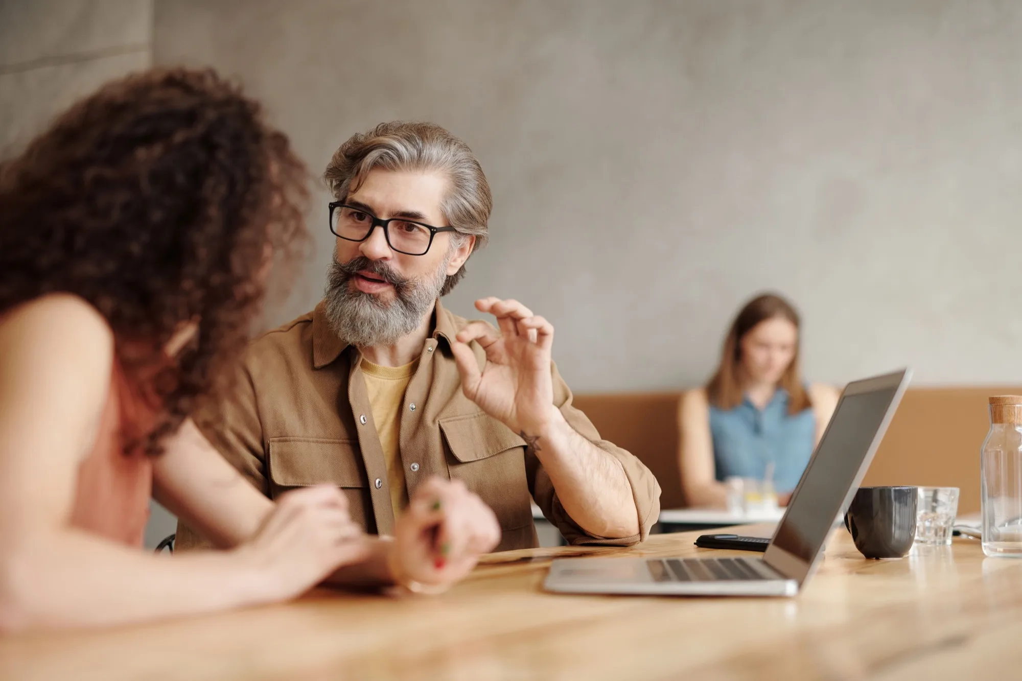 Gestor de uma PME em reunião a analisar os números da empresa